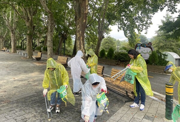 전남 담양군(군수 이병노)은 지난 9월 15일과 11월 18일, 두 차례로 나누어 관방제림 일원에서 쓰레기를 줍는 쓰담 달리기(플로깅) 환경캠페인을 진행했다