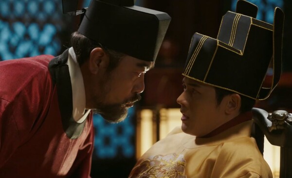 정치에는 관심 갖지 말고 후사나 신경 쓰라며 현종을 겁박하는 강조. 혼탁한 조정을 벌한다며 봉기해 목종을 시해하고 태후를 유배했다. [사진=KBS '고려거란전쟁' 스틸]