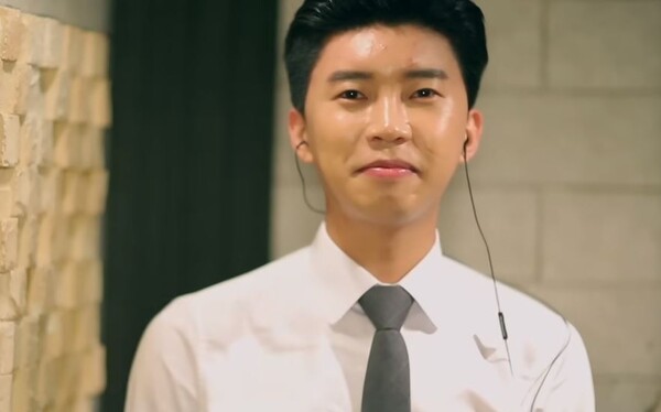 '계단말고 엘리베이터'를 부르는 임영웅 [사진=임영웅 공식 유튜브]