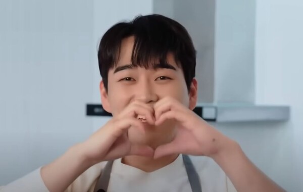 팬들을 위해 깨물하트를 보여주는 황영웅 [사진=황영웅 휴TV]