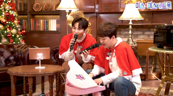 이찬원의 장난감 피아노 반주에 맞춰 '루돌프 사슴코'를 부르는 김희재 [사진=미스 앤 미스터 트롯]