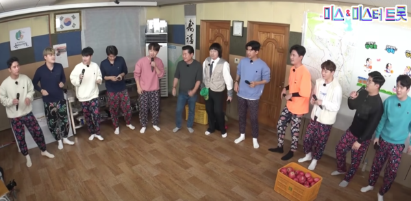 이름만 들어도 알 만한 트로트 가수가 총집합해 부른 '태클을 걸지마'. 왼쪽부터 가수 장민호, 김경민, 김희재, 황윤성, 이찬원, 요리사 이연복, 방송인 붐, 가수 임영웅, 신성, 박서진, 박구윤, 영탁 [사진=미스 앤 미스터 트롯]