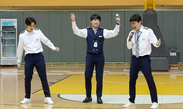 김희재, 이찬원, 영탁(왼쪽부터)의 즉석 '찐이야' 무대 중에서 [사진=미스 앤 미스터 트롯]