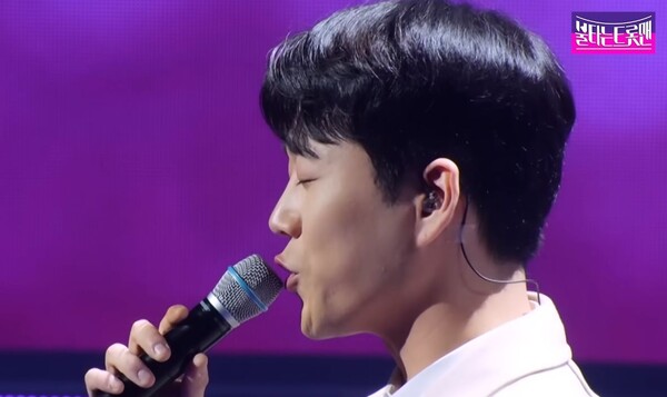 황영웅의 원숙한 매너가 돋보인 남진의 '영원한 내 사랑' 무대 중에서 [사진='불타는 트롯맨' 공식 유튜브]