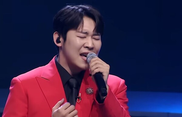 '나를 살게 하는 사랑'을 열창하는 가수 진욱 [사진=미스 앤 미스터 트롯]