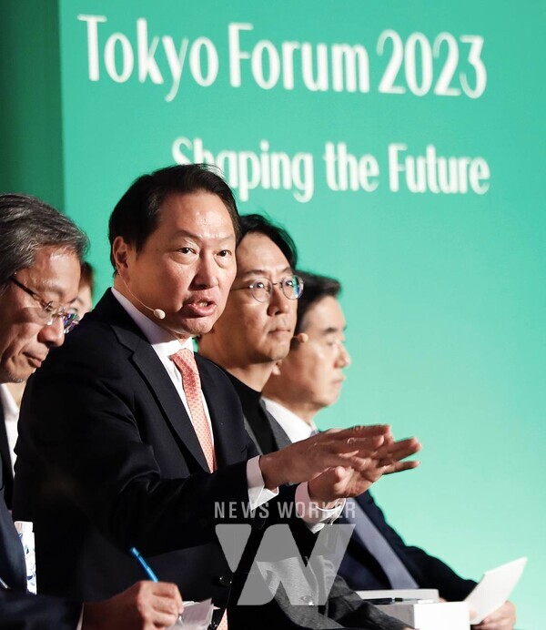 SK그룹 회장이 지난달 30일 일본 도쿄대에서 열린 '도쿄포럼 2023'의 비즈니스 리더스 세션에서 발언하고 있다. (출처:SK그룹)