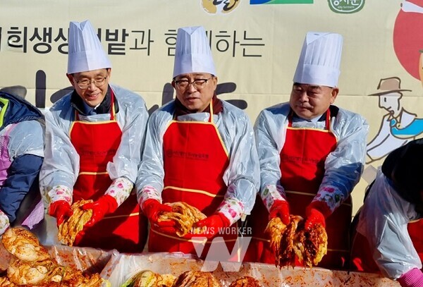 ‘2023 국회 상생텃밭 김장나눔행사’ - (좌측부터) 한훈 농림축산식품부 차관, 한국농수산식품유통공사 김춘진 사장