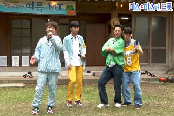 코요테와 합동 MT를 기념한 영탁, 장민호, 임영웅, 이찬원의 '뿐이고' 무대 중에서 [사진=미스 앤 미스터 트롯]