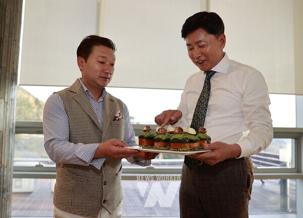 (왼쪽)KMB 대한민국 제과 기능장 김경오 요리사,(오른쪽) 김철우 보성군수