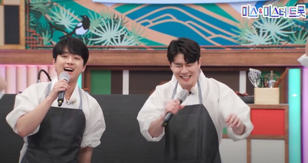 외국인 출연자들을 위해 '쓰리랑'을 들려주는 이찬원과 영탁 [사진=미스 앤 미스터 트롯]