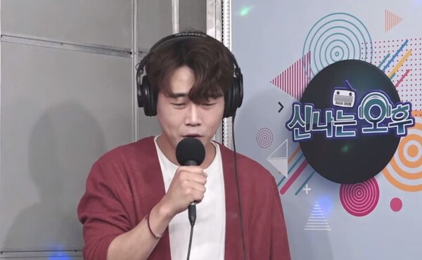 스튜디오에서 '가라지'를 소화하는 황영웅 [사진=울산MBC 공식 유튜브]