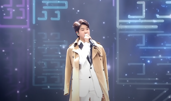 '나야 나' 축하 무대의 오프닝을 맡은 정동원 [사진=미스 앤 미스터 트롯]