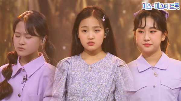 장윤정의 '기억'을 함께 부르는 김다현, 김태연, 전유진(왼쪽부터) [사진=미스 앤 미스터 트롯]