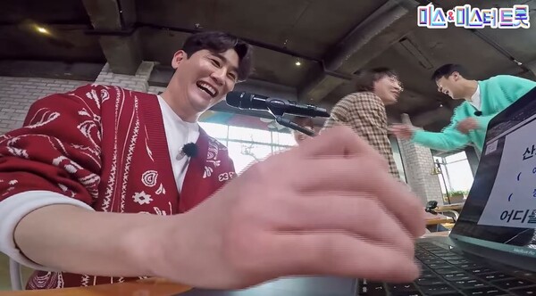 '산토끼' 가사를 채우면서 임영웅의 '계단 말고 엘리베이터'를 부르는 영탁 [사진=미스 앤 미스터 트롯]