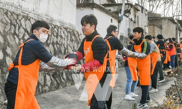 지난 5일 서울 노원구 백사마을에서 ‘연탄나눔’ 봉사활동에 참여하고 있는 KT&G 임직원들의 모습