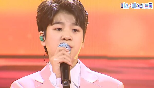 이승철의 명곡 '서쪽하늘'을 부르는 정동원 [사진=미스 앤 미스터 트롯]