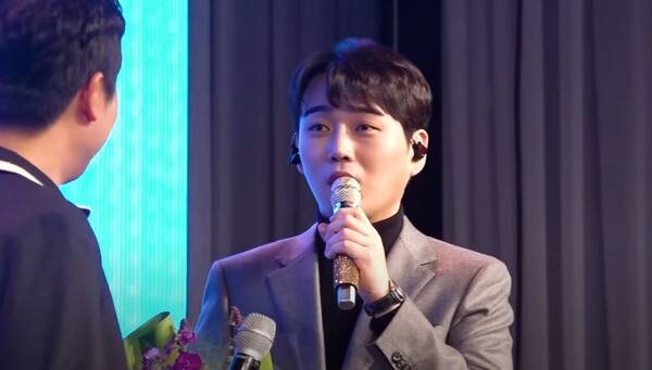 팬 정모에 참석해 소통하는 황영웅 [사진=황영웅 휴TV]