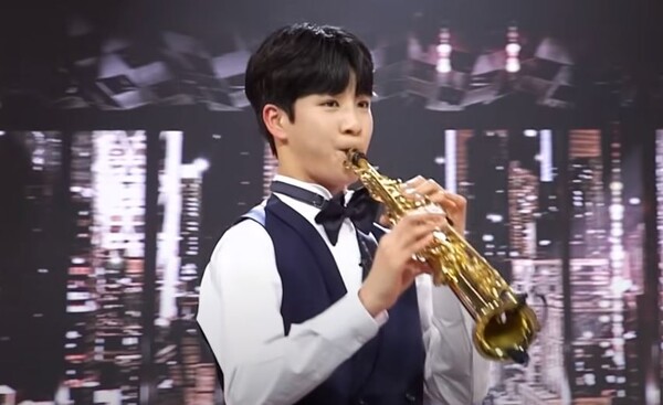 케니 지의 '러빙 유'를 들려주는 정동원 [사진=미스 앤 미스터 트롯]