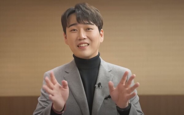 콘서트에서 만나자며 팬들에 인사하는 가수 황영웅 [사진=황영웅TV]