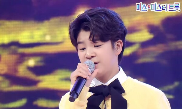 정동원의 '머나먼 고향' 무대 중에서 [사진=미스 앤 미스터 트롯]