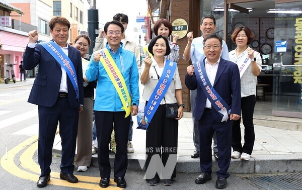 지난 추석 명절, 강진원 군수와 공무원들이 강진읍내에서 지역사랑상품권을 홍보하고 있다.