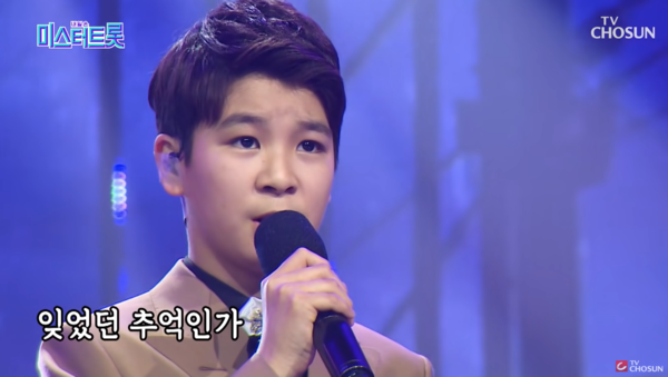 정동원이 할아버지를 그리며 부른 배호의 '누가 울어' 무대 중에서 [사진=TV조선 공식 유튜브]