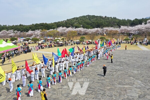전남 영암군(군수 우승희)의 ‘영암왕인문화축제’가 문화체육관광부의 ‘2024-2025년 대한민국 대표 문화관광축제’에 선정됐다. (왕인문화축제 도포제줄다리기)