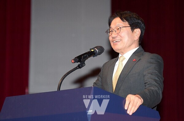 강기정 광주광역시장이 20일 오후 시청 대회의실에서 열린 ‘광주다움 통합돌봄 성과보고회’에 참석해 인사말을 하고 있다./광주광역시 제공