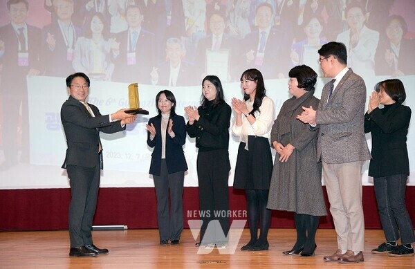강기정 광주광역시장이 20일 오후 시청 대회의실에서 열린 ‘광주다움 통합돌봄 성과보고회’에 참석해 최일선 실무 담당자 대표들에게 국제도시혁신상 최고상 트로피와 상장을 전달하고 있다./광주광역시 제공