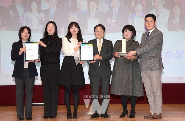 강기정 광주광역시장이 20일 오후 시청 대회의실에서 열린 ‘광주다움 통합돌봄 성과보고회’에 참석해 최일선 실무 담당자 대표들에게 국제도시혁신상 최고상 트로피와 상장을 전달한 후 기념촬영을 하고 있다./광주광역시 제공