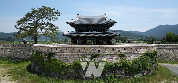 전라남도는 지역 생활 커뮤니티 플랫폼 ‘당근마켓’과 협업해 동네 생활권을 지원하는 사업인 행정안전부 주관 슬기로운 동네생활 프로젝트 공모에 강진군이 선정됐다. (전라병영성)