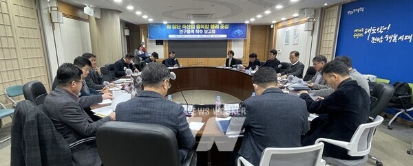 전라남도는 농촌경제를 이끌 핵심산업인 축산업의 혁신 기반을 마련하고 농업의 새 부가가치를 창출할 인공지능(AI) 첨단 축산업 융복합밸리를 함평군에 조성하는 타당성 조사 연구용역 착수 보고회를 지난 21일 개최했다.