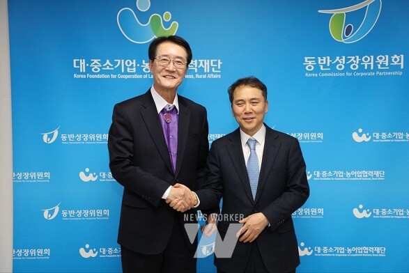 지난 21일 대·중소기업협력에서 농어촌상생협력기금 마련을 위한 간담회에 참석하여 기념 촬영을 하고 있다. (왼쪽부터) 박우량 신안군수, 김영환 대중소기업협력재단 사무총장