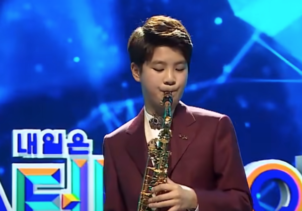 정동원의 색소폰 연주 [사진=미스 앤 미스터 트롯]