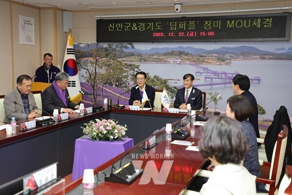 지난 22일 신안군-경기도 ‘딥퍼플’장미 상생협력 업무협약(MOU)을 체결하고 있다.