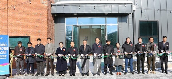 전라남도 나주시가 근대문화유산인 옛 ‘나주정미소’ 개보수 공사를 마치고 주민 공동체 활성화를 위한 복합문화공간으로 새롭게 문을 열었다. 윤병태 시장을 비롯한 내빈 참석자들이 준공 기념 테이프 컷팅식을 갖고 있다. (사진제공-나주시)