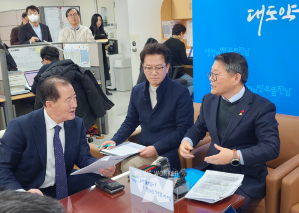 26일 오후 2시 장현범 전남도 기획실장(전남연구원 원장 직무대행)이 광주 민간·군 공항의 무안공항으로 통합 이전 여론조사 결과를 기자간담회에서 설명하고 있다.