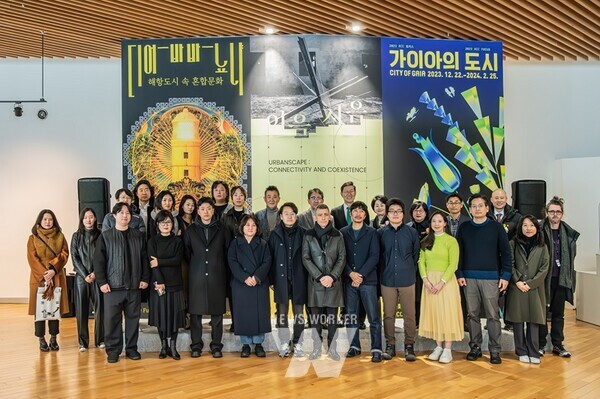 문화체육관광부 국립아시아문화전당(ACC, 전당장 이강현)이 내년 7월 21일까지 복합전시 2관에서 융·복합콘텐츠 전시 ‘이음 지음’을 개최한다. (개막식 사진)