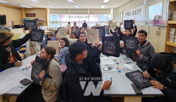 ‘길 위의 인문학’ 프로그램에 참여한 외국인들의 모습.