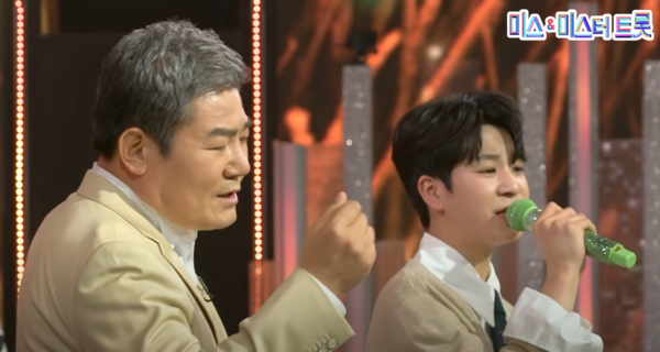 진성과 정동원의 '보릿고개' 듀엣 무대 중에서 [사진=미스 앤 미스터 트롯]
