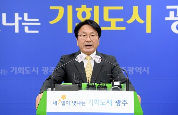 강기정 광주광역시장이 27일 오전 시청 브리핑룸에서 송신년 기자회견을 하고 있다. /광주광역시 제공