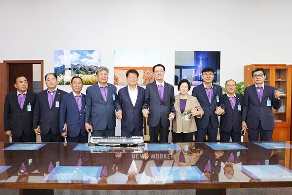 지난 9월 18일 국회 예산결산위원장과 면담 후 기념 촬영을 하고 있다.