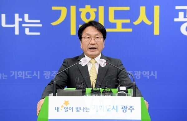 강기정 광주광역시장이 27일 오전 시청 브리핑룸에서 송·신년 기자회견을 하고 있다. [광주광역시 제공]