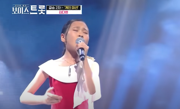 김다현의 '용두산 엘레지' 무대 중에서 [사진=MBN 예능 공식 유튜브]