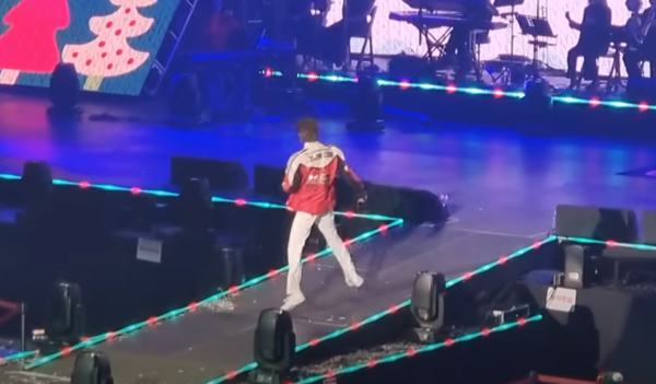 크리스마스 이브인 24일 성탄총동원에서 슬릭백을 보여주는 정동원 [사진=너는참달고나 유튜브 공식 채널 영상 '정동원 3rd성탄총동원 슬릭백 챌린지 202312.24' 캡처]