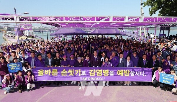 지난 5월 19일 개최된 퍼플섬 라벤더꽃 축제장에서 신안군수와 지역민들이 함께 감염병 예방 관련 손 씻기 홍보를 하고 있다.