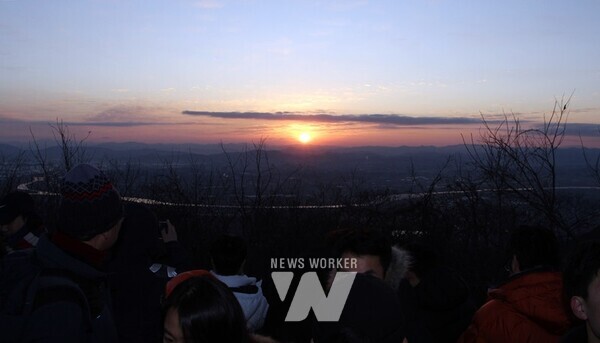 나주시가 2024년 갑진년 새해 해맞이 행사를 내년 1월 1일 오전 7시 10분부터 금성산 산정상부인 노적봉에서 개최한다. 금성산에서 바라본 일출 장면(사진제공-나주시)