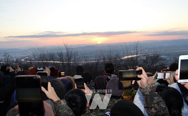나주시가 2024년 갑진년 새해 해맞이 행사를 내년 1월 1일 오전 7시 10분부터 금성산 산정상부인 노적봉에서 개최한다. 금성산에서 바라본 일출 장면(사진제공-나주시)