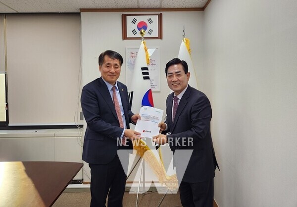 김화진 전남 도당 위원장이 장영진 산자부 1차관을 만나 구례군 양수발전소 유치 건의문을 전달하고 있다.