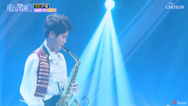 '사랑은 눈물의 씨앗' 도입부를 색소폰으로 연주하는 정동원 [사진=TV조선 공식 유튜브]